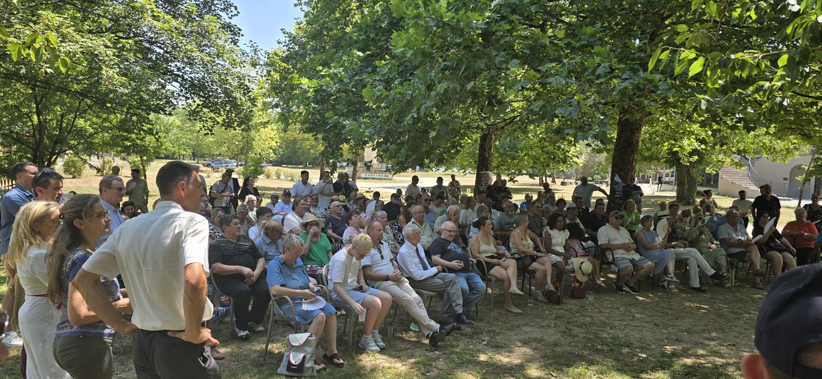 EmericSalmon's tweet photo. Vous étiez plus de 200 aujourd'hui à Pont-sur-l'Ognon pour accueillir @mvalet_officiel à notre repas champêtre.

Merci pour votre présence nombreuse pour ce grand moment de convivialité de la fédération.

Merci particulier aux nombreux élus qui ont fait le déplacement ! https://t.co/O6UOolWzmm