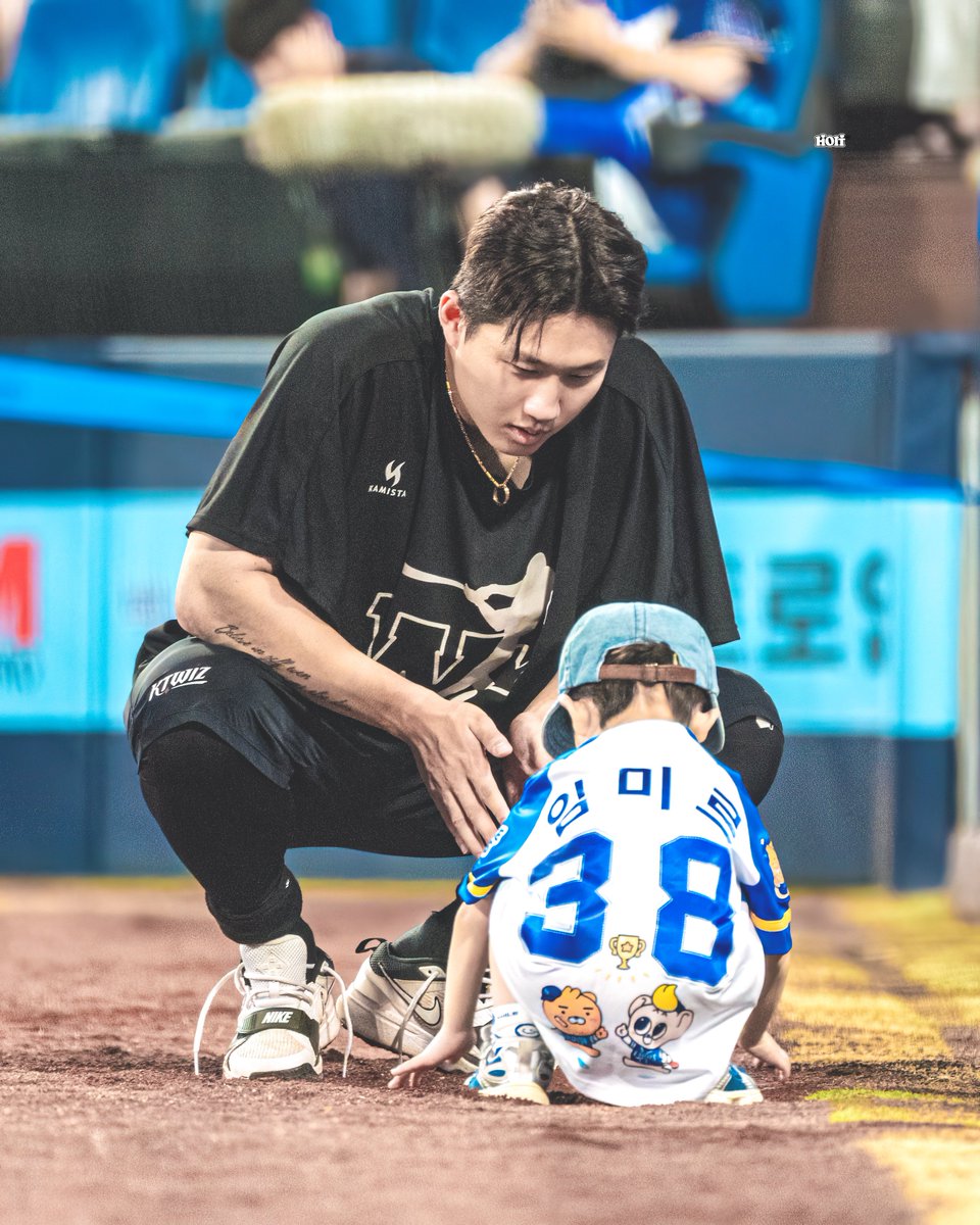 jjun_it's tweet photo. 공주는 연령대를 가리지 않는구나 

#최원준 #ktwiz https://t.co/aTjzPdLduD