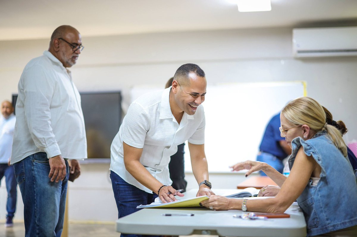 prluisrodriguez's tweet photo. ¡Ya votamos! 

Junto a mi familia, fuimos a la escuela Alejandría Río Benabe en Sabana para celebrar la democracia y validar este movimiento de nuestra gente. 

Si no has votado, aún estás a tiempo. 

¡Dale tu fuerza a La Palma! https://t.co/HMxnOdGr75