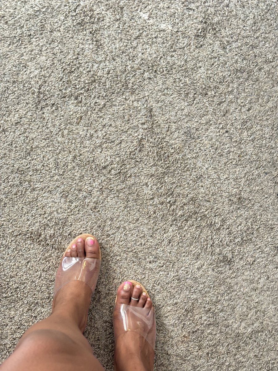 browntoezz's tweet photo. Strawberry lemonade toes 🍓🍋🦶🏾 https://t.co/PYxesrpl0u