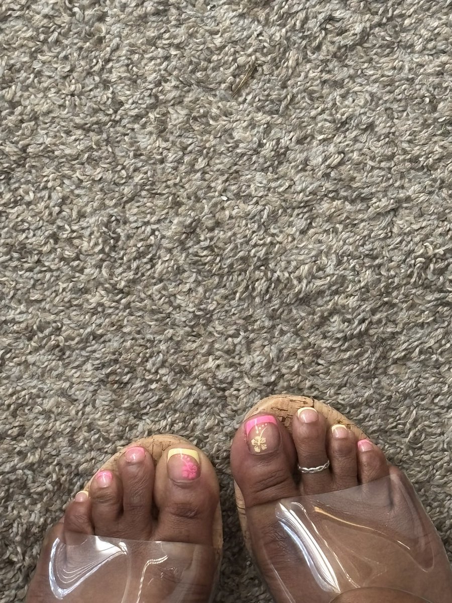 browntoezz's tweet photo. Strawberry lemonade toes 🍓🍋🦶🏾 https://t.co/PYxesrpl0u