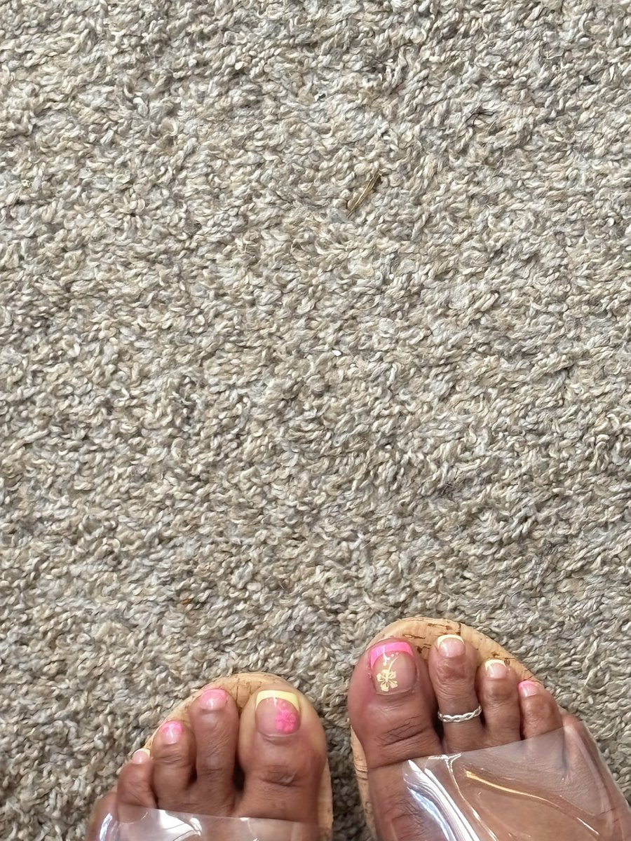 browntoezz's tweet photo. Strawberry lemonade toes 🍓🍋🦶🏾 https://t.co/PYxesrpl0u