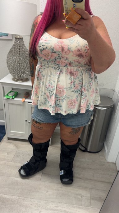 𝕋𝕒𝕪𝕝𝕖𝕟 𝕊𝕨𝕒𝕝𝕝𝕠𝕨𝕤 - Anyone have a #walkingboot fetish? 😉 DM me. #feetworshi̇p https://t.co/0xrHiYgngO
