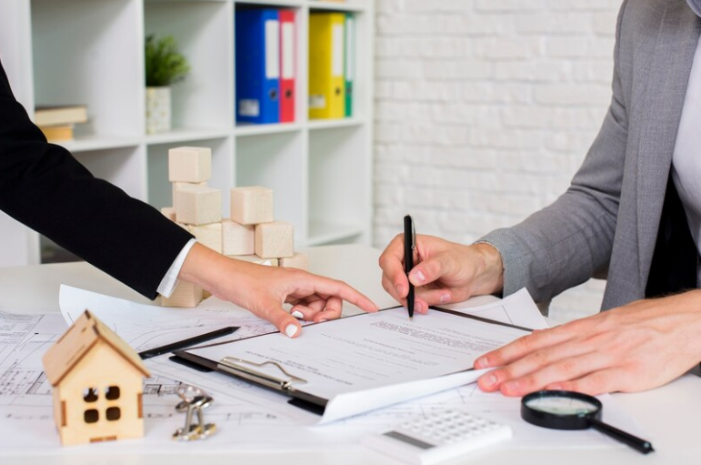 pasgestion's tweet photo. El TJUE deberá fijar criterio sobre si una persona física puede conservar su vivienda habitual y, al mismo tiempo, liberarse de la parte de la hipoteca que excede del valor del inmueble..... https://t.co/wZXk00Sccp https://t.co/ZD7zmzOtHb