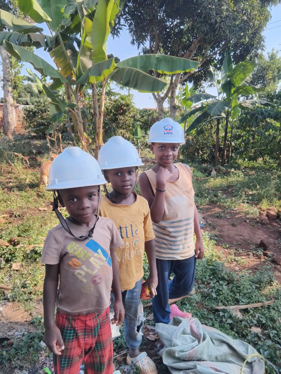 Mbuukiro's tweet photo. Everywhere we go, we inspire the younger generation. Mbuukiro Electrical Services LTD is so proud of you, dear future engineers. Thanks for giving us a helping hand in Kawuulu, Buikwe. 🥰⚡️🙏 #Mbuukiro https://t.co/qYD75U2Bof
