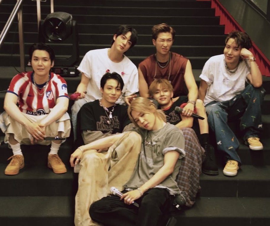 proofxbts's tweet photo. hayatım olmuşlar 💜 https://t.co/RIA9inW3dp