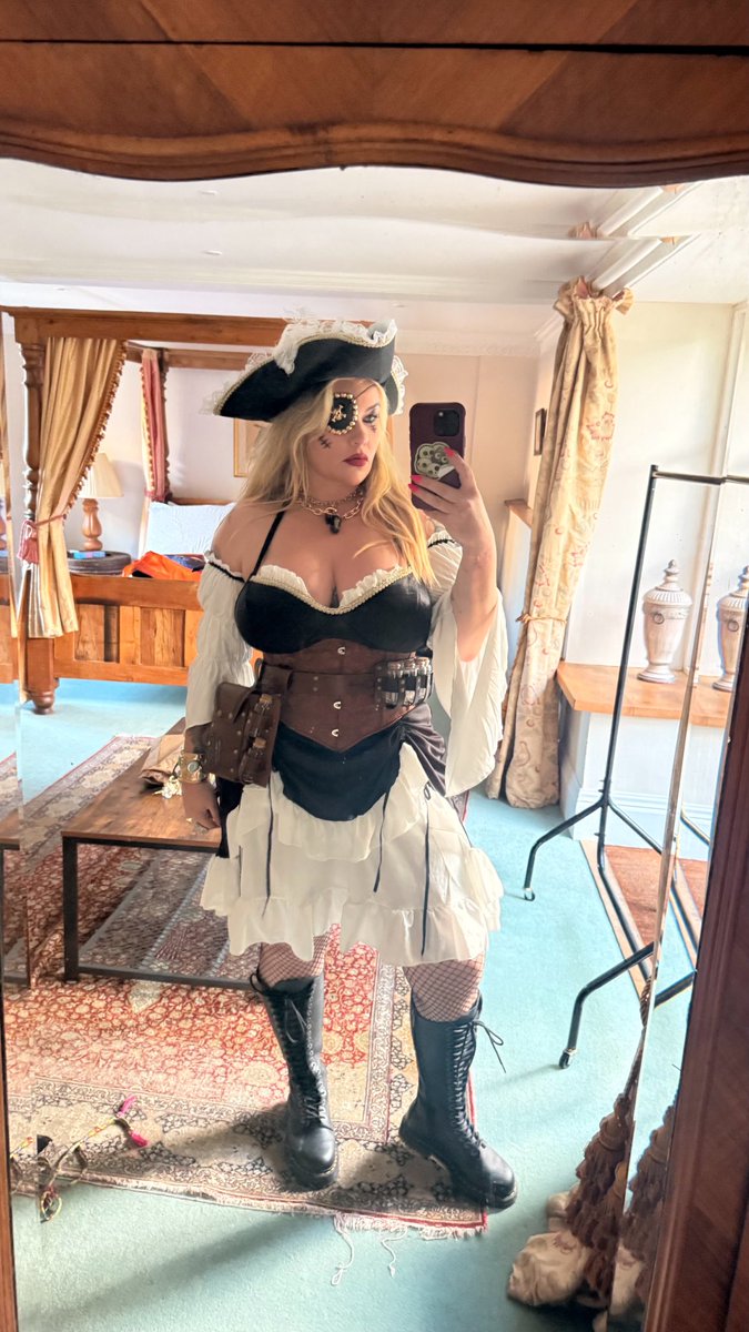 misspoisoncandi's tweet photo. Such a good time with the best people. ❤️ 

How do pirates prefer to communicate?Aye to aye! 😂

Already looking forward to our Halloween one! 🖤🖤🖤 https://t.co/8YhOw7ZTX3