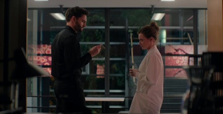 Cevansftmorat's tweet photo. "—Ni siquiera sabes mi nombre.

Ah, Olive Smith, que linda"

Que en la peli lea el gafete para disimular es icónico https://t.co/nDI3XqGTey