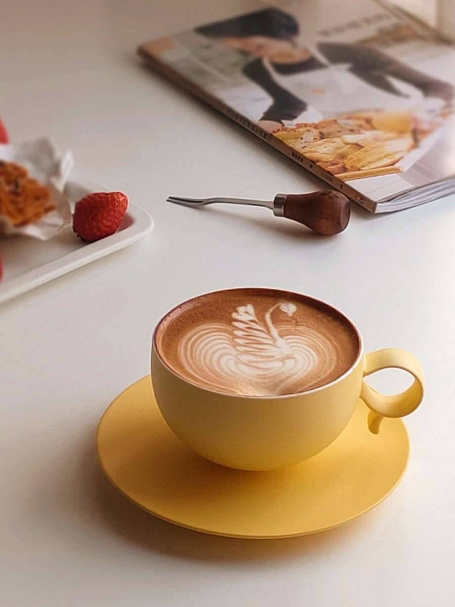 bbuillly's tweet photo. Just found this hidden gem of a matcha latte at a tiny cafe—foam so smooth it feels like a little cloud in a cup , absolutely perfect for my morning slump! https://t.co/m8EykDbKHt