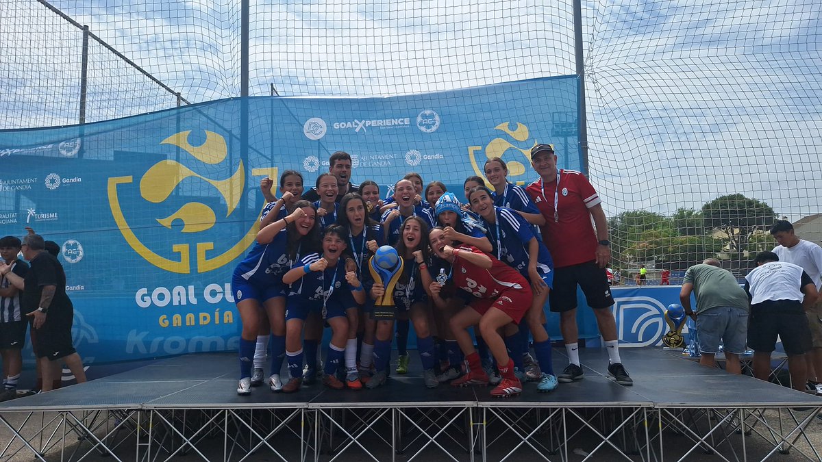 cdsamper's tweet photo. 🏆💙 ¡¡¡CAMPEONAS DEL TORNEO DE GANDÍA 2026!!!
Nuestro Cadete Femenino venció 2-1 al Gandía "A" en la final y cierra una temporada de enorme esfuerzo levantando el título. 👏⚽
💙 ¡Enhorabuenas campeonas!
#CDSamper #ADNSamper #FutbolFemenino #Campeonas #Gandia https://t.co/wtyxFCEMFF