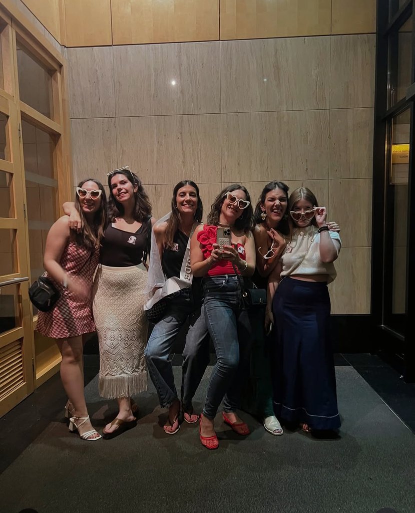 LDorronsoro5's tweet photo. Despedida de soltera 🎉👰🏻‍♀️🍹💜 por Donosti 🤍✨ #LosMartian #girls https://t.co/saevqica7X