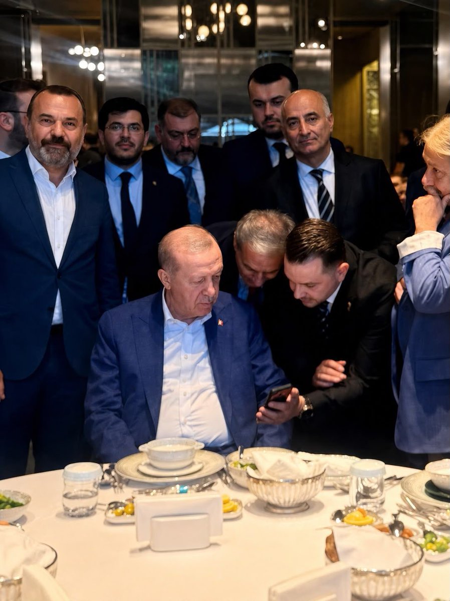 ak_sapanca's tweet photo. AK Parti 33. İstişare ve Değerlendirme Toplantısı’na Sapanca’mız olarak ev sahipliği yapmanın büyük onur ve gururunu yaşadık.

Cumhurbaşkanımız, Genel Başkanımız Sayın Recep Tayyip Erdoğan’ı ilçemizde ağırlamaktan; ülkemizin geleceğine yön veren böylesine kıymetli bir toplantıya Sapanca’mızda ev sahipliği yapmaktan büyük mutluluk duyduk.

Çeyrek asırlık bu kutlu yürüyüşte; milletimizin emanetini aynı inanç, aynı kararlılık ve aynı dava şuuru ile taşımayı, eser ve hizmet siyasetimizle Türkiye Yüzyılı hedeflerini hep birlikte büyütmeyi sürdüreceğiz.

Sapanca’mıza teşrifleriyle onur veren Cumhurbaşkanımız, Genel Başkanımız Sayın Recep Tayyip Erdoğan’a şükranlarımızı sunuyoruz.

Allah başımızdan eksik etmesin.
@RTErdogan