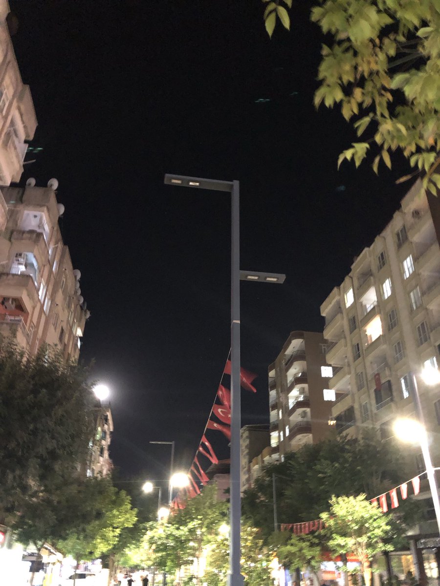 efeadnan56's tweet photo. Siirt deyince Güres caddesi akla gelir ama ışıklar uzun süredir sönük ve karanlık buna el atarsanız daha güzel olacak @SiirtValiligi @SiirtBel ilginizi bekliyor olacağız 
şimdiden teşekkürler https://t.co/v7zq9iDUXY