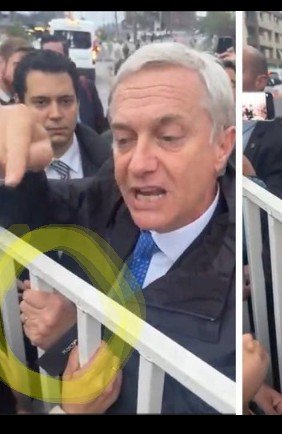 Enriprimero's tweet photo. Ahora podemos decir que las vallas papales sirven para protegernos de los presidentes, si no fuera por ella, capaz que el @PresidenteKast  le pegue al niño y a su mama. https://t.co/pJlB9sDNLS