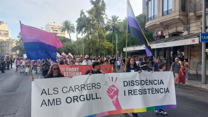EPBaleares's tweet photo. Arrancan las manifestaciones del Orgullo LGTBIQ+ en Palma para reivindicar que "ninguna agresión quede sin respuesta" https://t.co/k0HgxiudH3