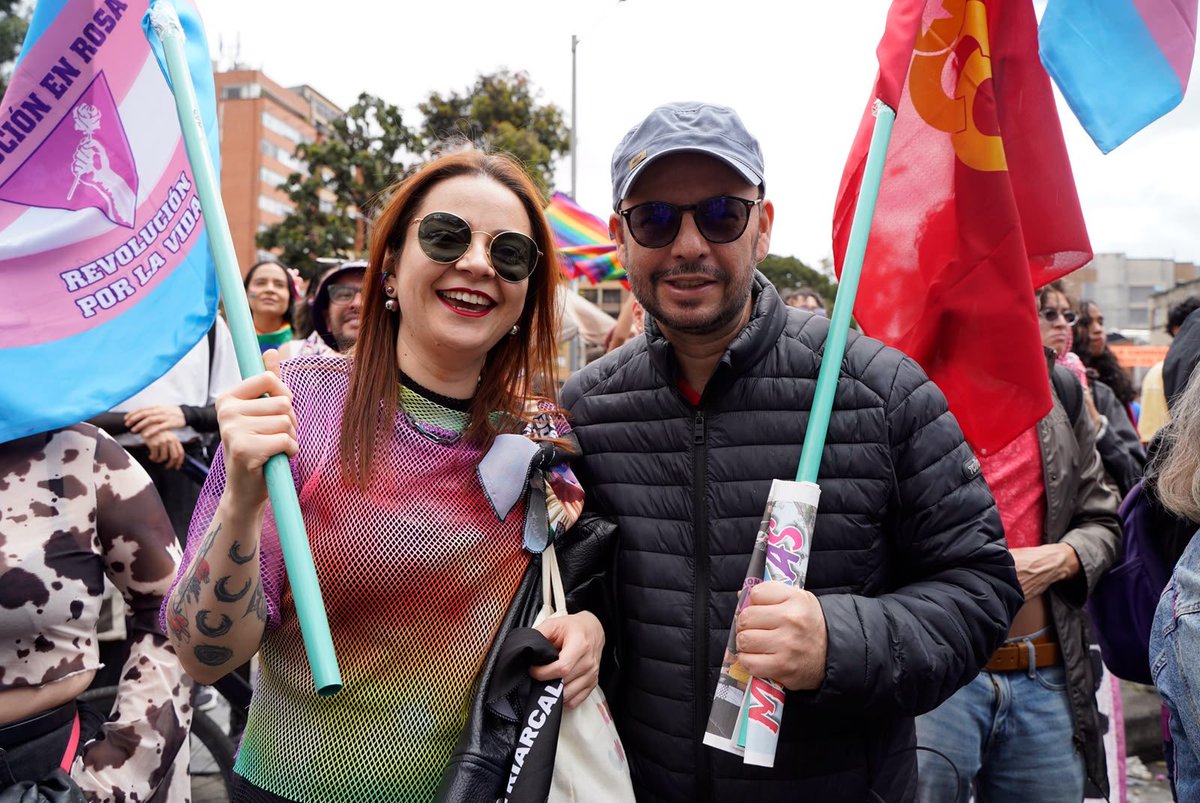 BecerraGabo's tweet photo. Estamos en la #MarchaDelOrgullo porque el amor no se esconde, los derechos no se negocian y la igualdad no puede seguir esperando. La lucha de la población LGBTIQ+ es la lucha por una Colombia donde todas las vidas importen y todas las personas puedan vivir sin miedo. 🏳️‍🌈❤️ #DíaDelOrgullo