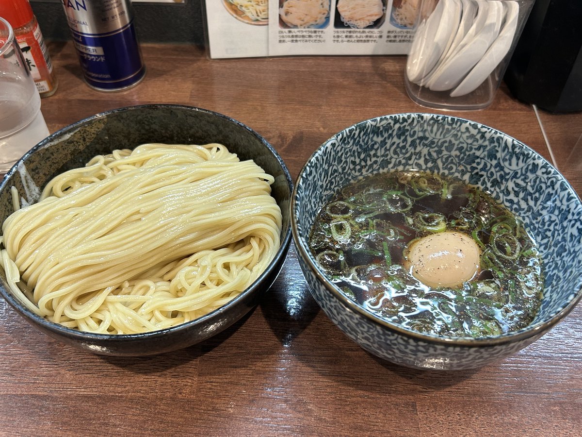 tamaru_hiroshi's tweet photo. 2026/06/26: 森之宮キャンパス周辺ラーメン屋巡り9軒目。醤油だれのつけめん、美味しゅうございました。今日の店は以前からお薦めされていたのですが、営業時間が11:00-14:00で（授業時間と重なってるので）諦めていました。が、大雨による午前の全学休講のお陰で行くことができた。 https://t.co/13o1I47SbC