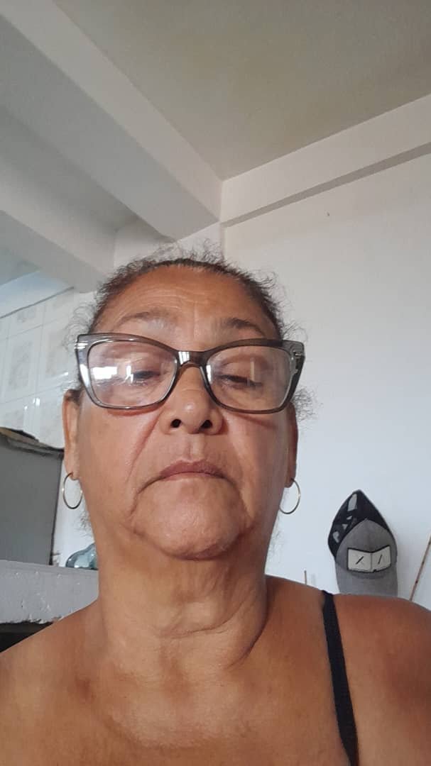 massimaterano's tweet photo. 🚨URGENTE: Solicito ayuda Para Alida Mavarez y Juan de Dios González, "la casa de los peloteros".

ESTÁN SOLOS, luz va y viene. La señora tiene lupus, su condición es delicada.

🚨Solicitan:
Alimentos 
Perrarina para sus 2 perros poodle. 

Dir: ANTES de llegar a Vista Al mar, vía arrecifes ɓajando como si fuera hacia la planta de tacoa, La Guaira. ES UNA CASA. Punto de referencia: taller mecánico del sr Beiker.