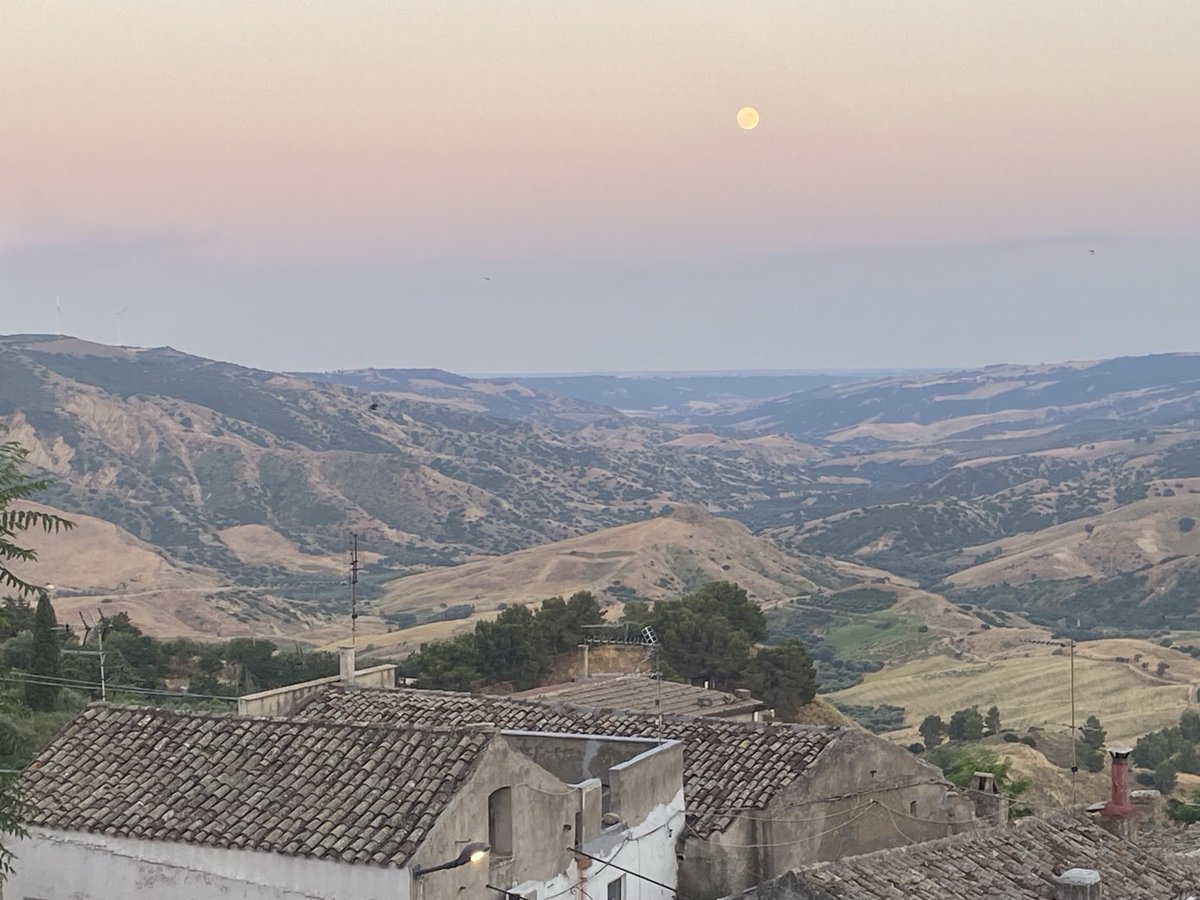 guy_guym's tweet photo. What view and still 35 degrees https://t.co/3clWHiLlYc
