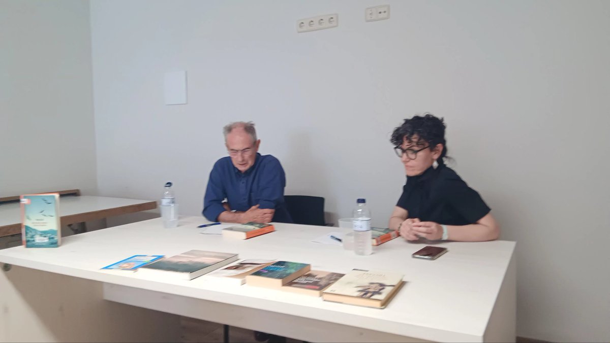 DuranoRoser7's tweet photo. Avui a #Senet  amb el nostre #ClubdeLectura  hem passat una tarda fantàstica amb @PepColl parlant del seu llibre "Dos taüts negres i dos de blancs".Moltes gràcies a tothom pel vostre suport i  fins a la propera https://t.co/DpzOfszjVA