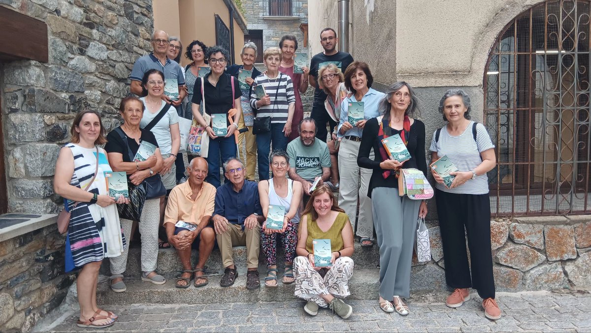 DuranoRoser7's tweet photo. Avui a #Senet  amb el nostre #ClubdeLectura  hem passat una tarda fantàstica amb @PepColl parlant del seu llibre "Dos taüts negres i dos de blancs".Moltes gràcies a tothom pel vostre suport i  fins a la propera https://t.co/DpzOfszjVA