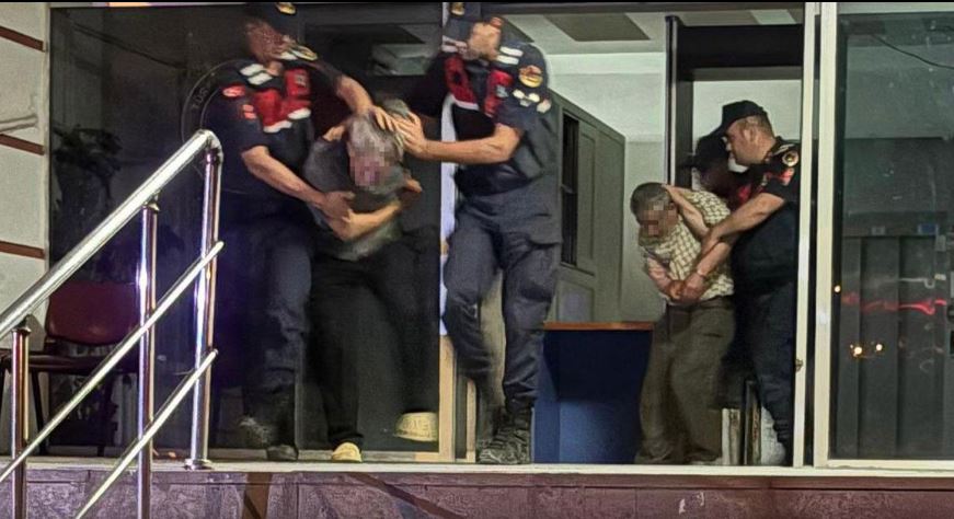 yirmiucderece's tweet photo. Adana'da kan donduran olay!

Feke'de 12 yaşındaki kız çocuğunu yıllarca istismar eden sapık Ö.Ş. ve durumu öğrenince öz kızını odaya kapatıp ölümle tehdit eden baba Ş.K. jandarma operasyonuyla yakalanarak cezaevine gönderildi. https://t.co/90jlkAymek