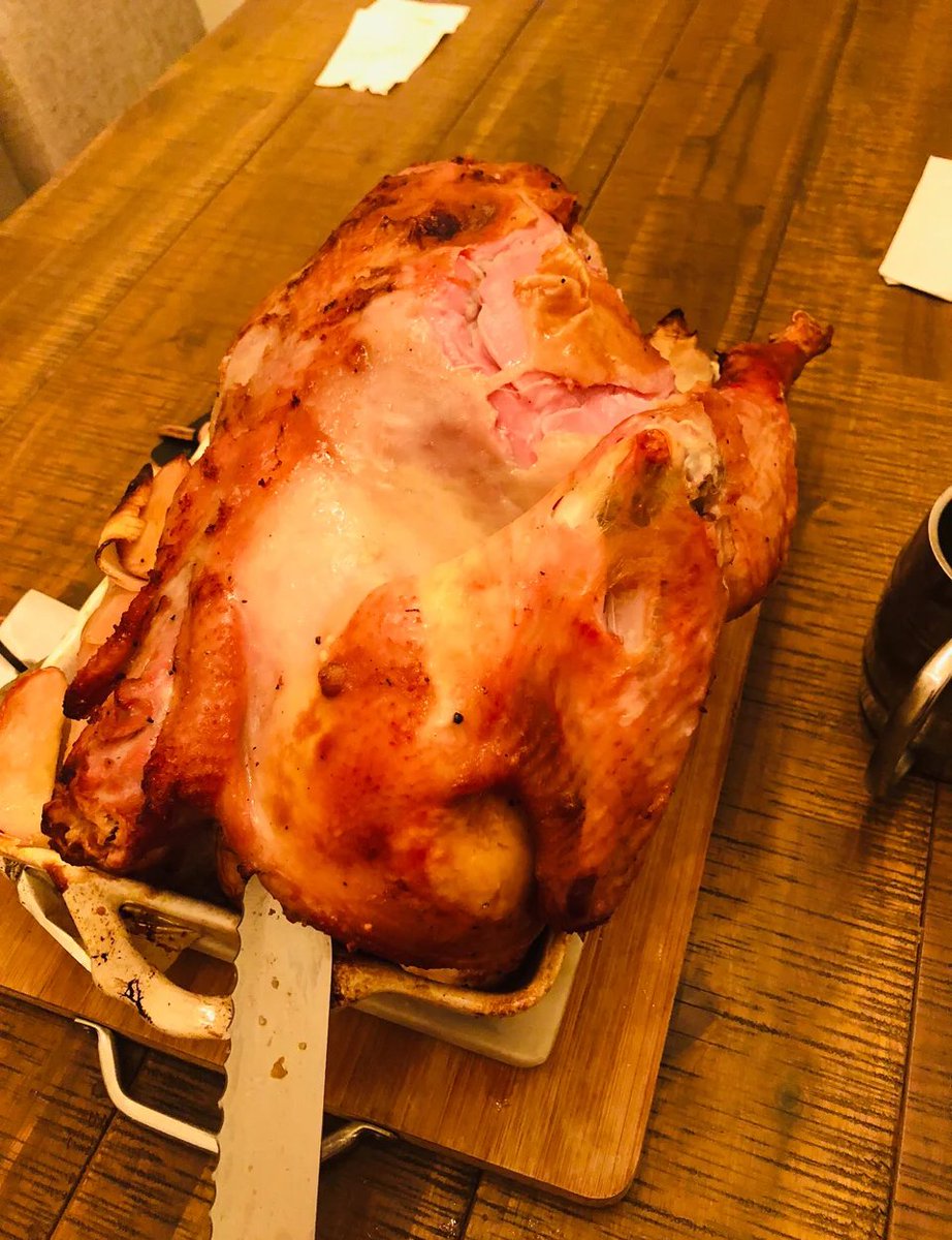 RazDva29526476's tweet photo. Thanksgiving Feast Alert! Homemade roasted turkey, buttery mashed potatoes, and pumpkin pie for dessert—warm up your holiday table with this cozy meal! Tag your dinner crew! https://t.co/YrUsWCotrd