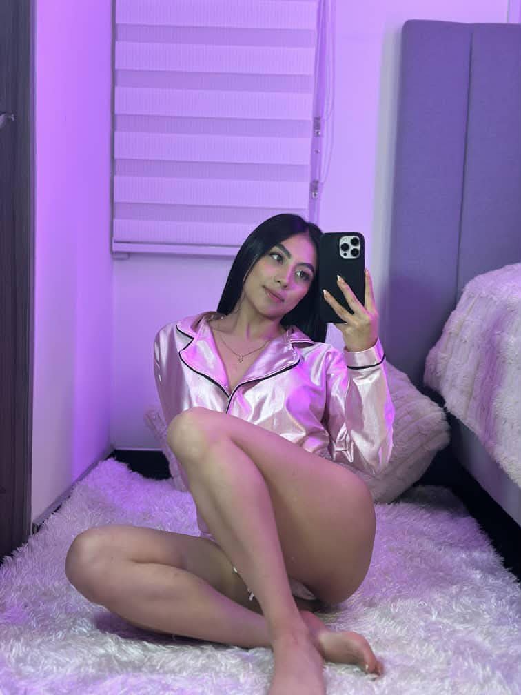 AnaisEnPrivee's tweet photo. Sois honnête 🥺si je te follow et que je t'envoyais plein de vidéo au hasard en messages privés, tu me bloquerais ? 😭 (Je le fais tout le temps 😈) https://t.co/b3DEK00mkz
