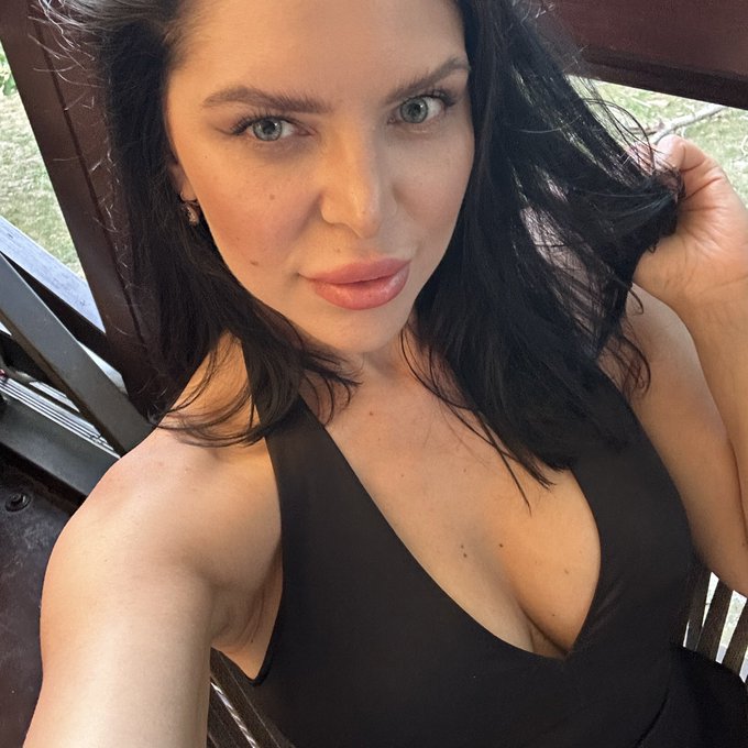 Kira Queen - Happy birthday to me! Thank you for all your wishes 💋 https://t.co/tmViuVbX8N