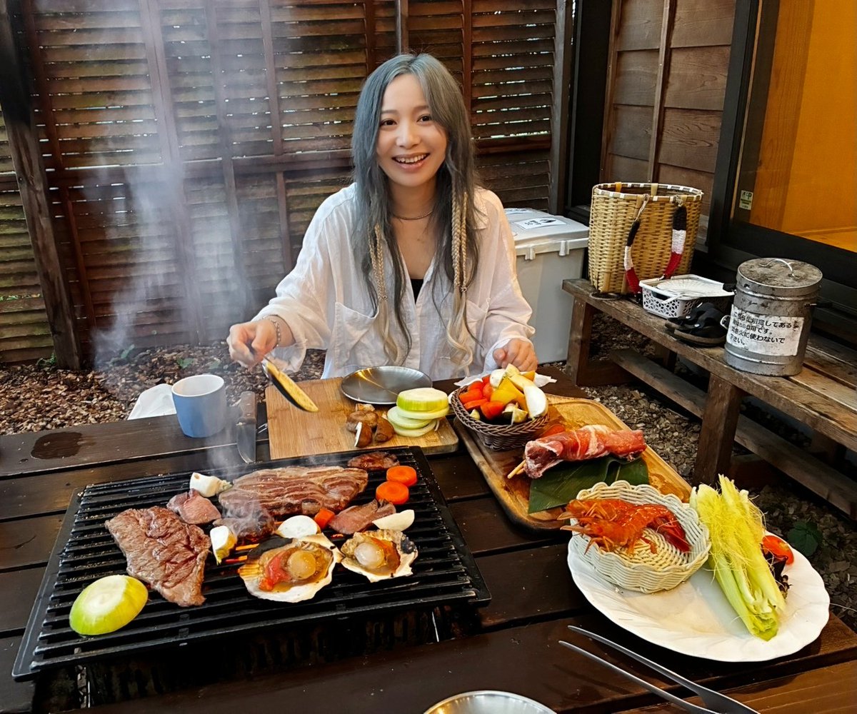 CHIORIN5's tweet photo. 和心村と言う、グランピングねこキャバに連れてきて貰った！！施設も綺麗で、ねこ達もの凄く可愛くて、非日常を味わえます☆薪とか初めて割ったｗｗｗ https://t.co/KiHZ6zhneE