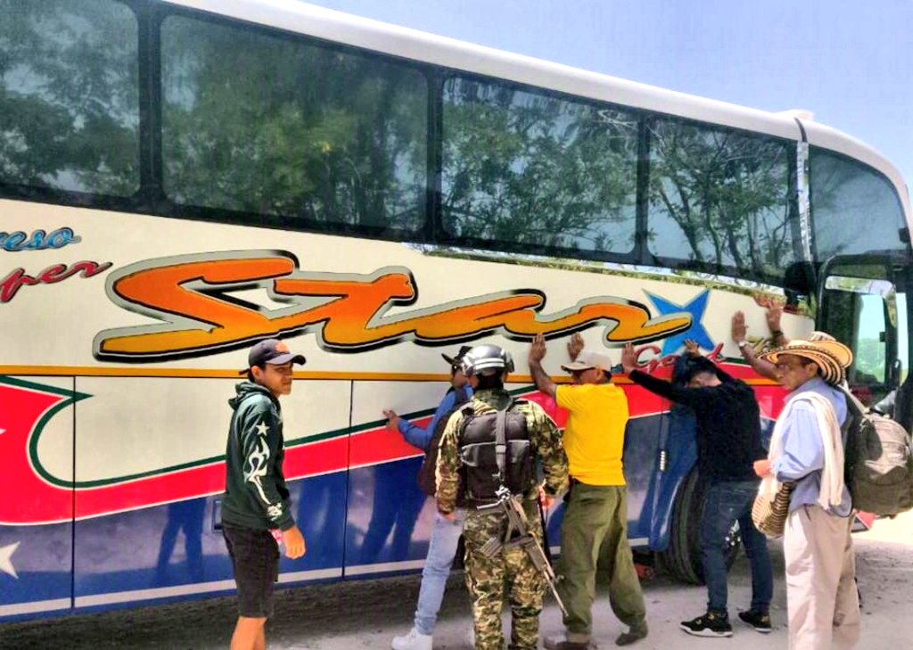 Ejercito_Div1's tweet photo. #NuestroCompromisoEs continuar acompañando a los colombianos para que se movilicen con tranquilidad y seguridad.

​Por eso, tropas del Batallón de Montaña N.°6 de la #SegundaBrigada continúan fortaleciendo la seguridad de la población mediante puestos de control. Estos dispositivos de seguridad están instalados de manera estratégica sobre la Ruta al Sol, asegurando el paso que comunica al municipio de Aracataca con el corregimiento de Tucurinca, #Magdalena.

#ViajeSeguro👍🏻