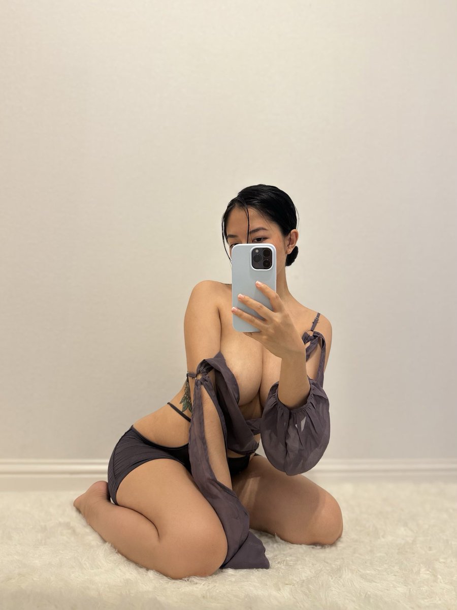 th33min's tweet photo. which fit do you like better on me? https://t.co/L6lqBS37Ws