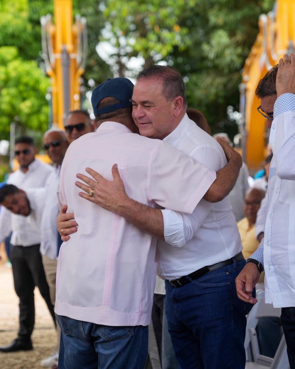 Oliverio_Agro's tweet photo. Duarte es uno de los grandes pilares de la producción agropecuaria nacional. Junto al INDRHI, entregamos una flotilla de 71 equipos para fortalecer las labores que respaldan a nuestros productores y seguir impulsando un campo más moderno y competitivo. https://t.co/PQvmuO8ybD