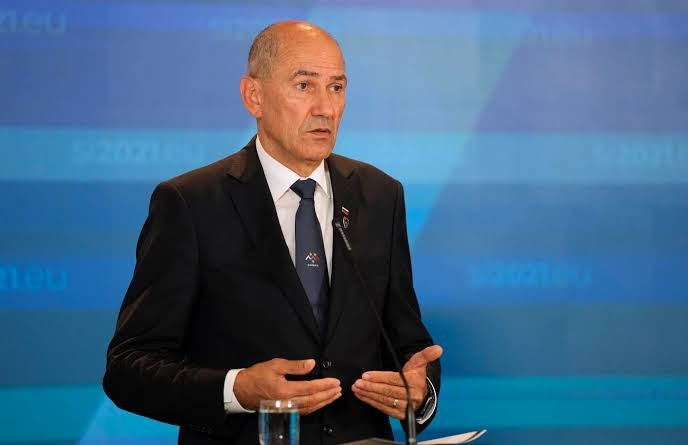MarioNawfal's tweet photo. 🇸🇮🇵🇸 Slovenia dropped a bomb on EU consensus.

PM Janez Janša announced his government will freeze or withdraw recognition of Palestine.

They also plan to move the embassy to Jerusalem.

First EU country walking it back.

Source: EU Alive, Jerusalem Post / Writer: Sol https://t.co/d2pl5ZycMM