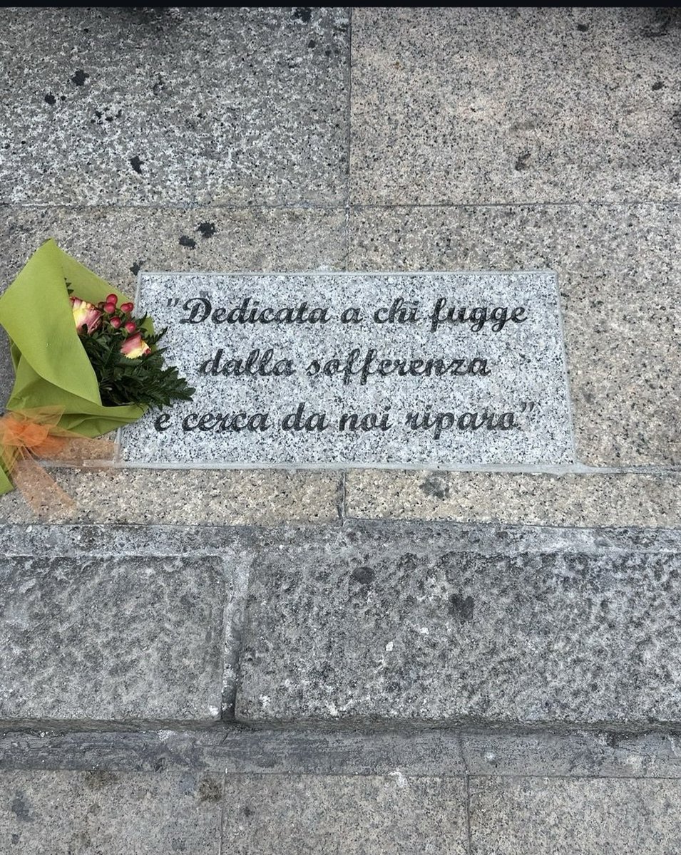 Rossella660's tweet photo. La gente si allea nelle paure
vedi come i perfidi siano alleati in paure idiote?
L'umanità è tutta divisa da alleanze contro le paure
Elio Vittorini 

A Cagliari la "pietra d'inciampo per la coscienza"
"Per chi fugge dalle sofferenze e cerca da noi riparo"
#RisvegliareLeCoscienze https://t.co/6fsR04YabG