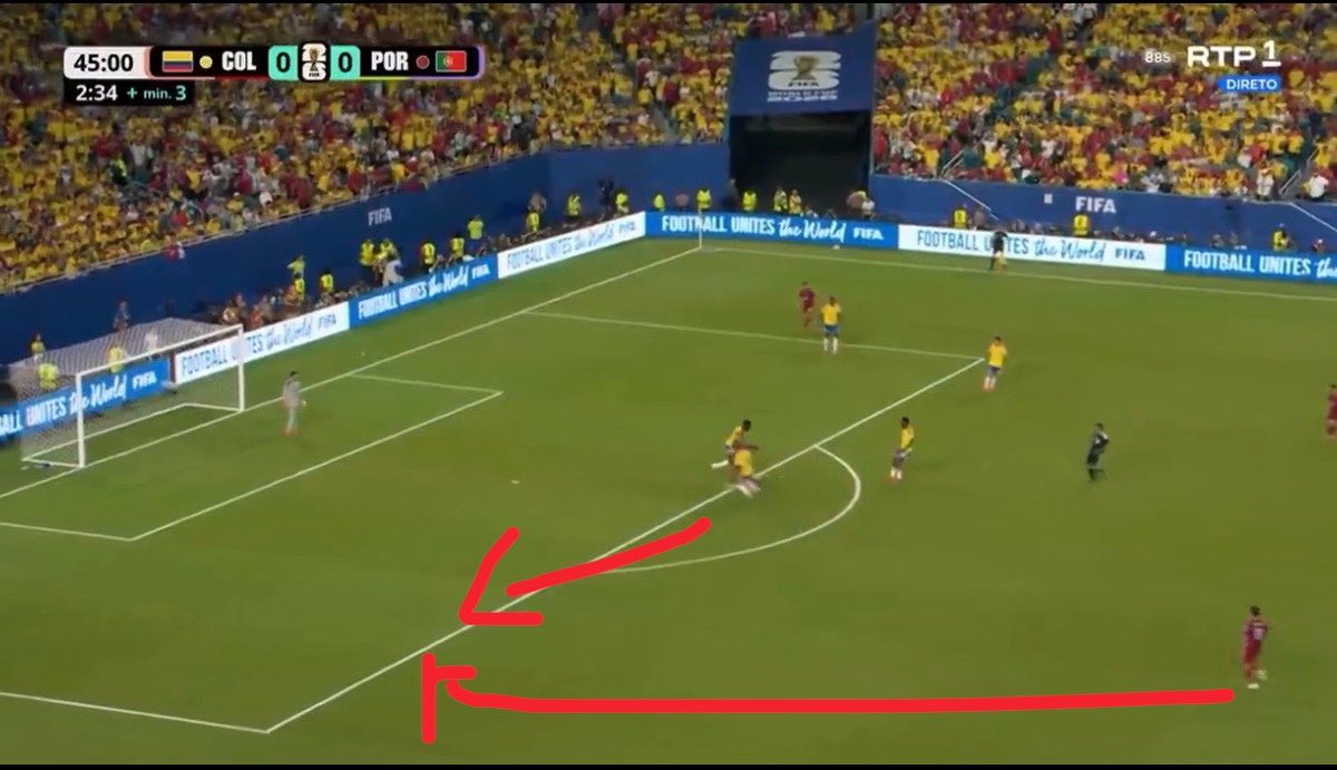 iambigjade's tweet photo. All Felix needed to do was run as fast as a 41 year old attacker in front of him and Ronaldo never gets double teamed in this attack phase. But let’s blame Ronaldo!!!! It’s sickening now 🤮 https://t.co/AuanYXGc2C