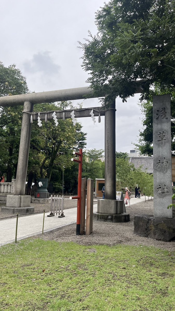 sima_simaQ's tweet photo. ⛩浅草神社⛩

境内は着々と七夕夏詣の準備中🎋
短冊飾りのないシンプルな竹の参道と茅の輪がいい感じ😊🌿

久しぶりに書入れ御朱印をいただきました🖌

さっきも浅間神社で思ったけど
浅草神社に人形ってあったっけ😳 https://t.co/OQWjo8vbkc