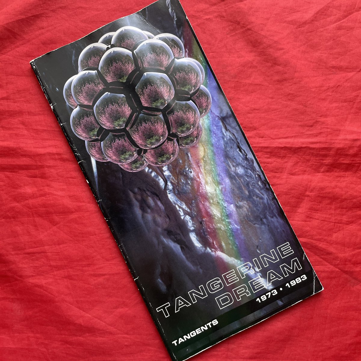 jackeguyman's tweet photo. Tangerine Dream/Tangents: 1973-1983(1994)
Art/85p
Sounds/88p
フローゼ先生によるvirgin期の10年総括ボックスがヤバい
時系列にとらわれない楽曲の流れを重視
ほとんどの楽曲がリミックス、リテイク等で大きく手を加えられてて別物感が強いんだけどちょっと綺麗にまとまりすぎてる気もせんでもない？