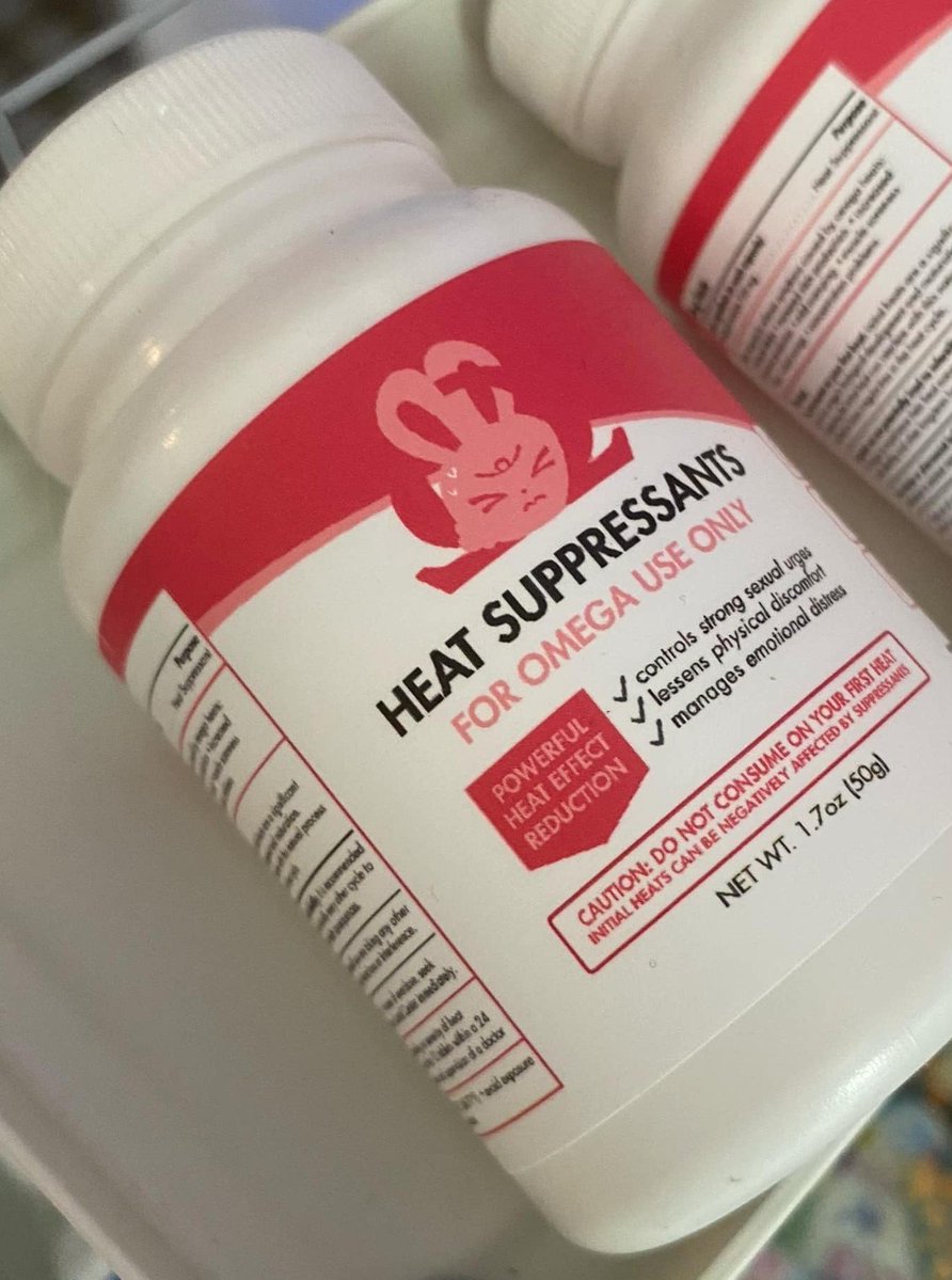 marureviere_'s tweet photo. I love how someone was selling heat and rut suppressants at BLushcon https://t.co/izkhd2dAFs