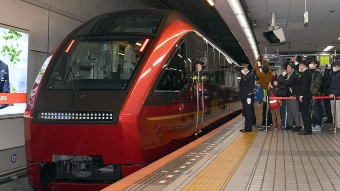 sanfuku3's tweet photo. 近鉄「ひのとり」の運転席に外国人客　
これ本当なら相当ヤバいよ。
未だ近鉄からコメント上がってない🥺

大阪難波発名古屋行きの近鉄名阪特急「ひのとり」
電車を乗り間違えた中国系とみられる外国人観光客親子に対して、
車掌が本来は通過駅の大和八木駅に臨時停車させ、後部乗務員室から降車させた。
その時に乗務員室の運転席で女の子が操作レバーを握り、記念撮影させた？

経済安全保障アナリストの平井宏治氏は、
「これが事実ならば、鉄道重大インシデントに該当するのではないか？ 鉄道における「重大インシデント」とは、大事故には至らなかったものの、一歩間違えれば大惨事につながるおそれがあったと認められる危険な事態を指します」

前代未聞、近鉄「ひのとり」の運転席に外国人客？識者が指摘する重大なテロリスク（1/2ページ） https://t.co/g0fIYLaaUf @zakdeskより