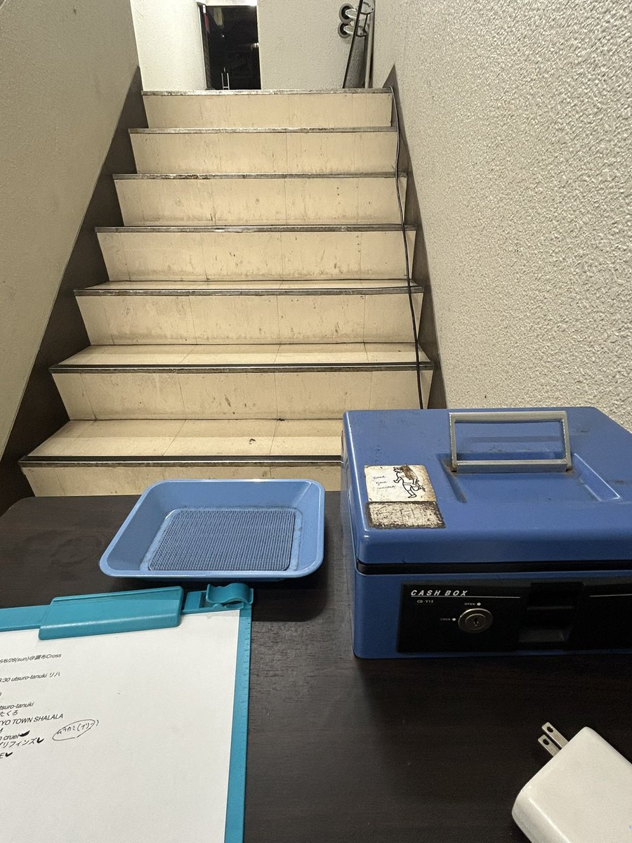 mocaikeda's tweet photo. 調布Cross仕事納め(本当の意味で)でした！ありがとうございました、みんなと久々に会えて嬉しかった！
出演からバーカン、照明に受付とライブハウス全部やれて楽しかった〜
この仕事やっぱり大好きだ、またライブハウスで会いましょう！ https://t.co/m4Fnnfe7hP