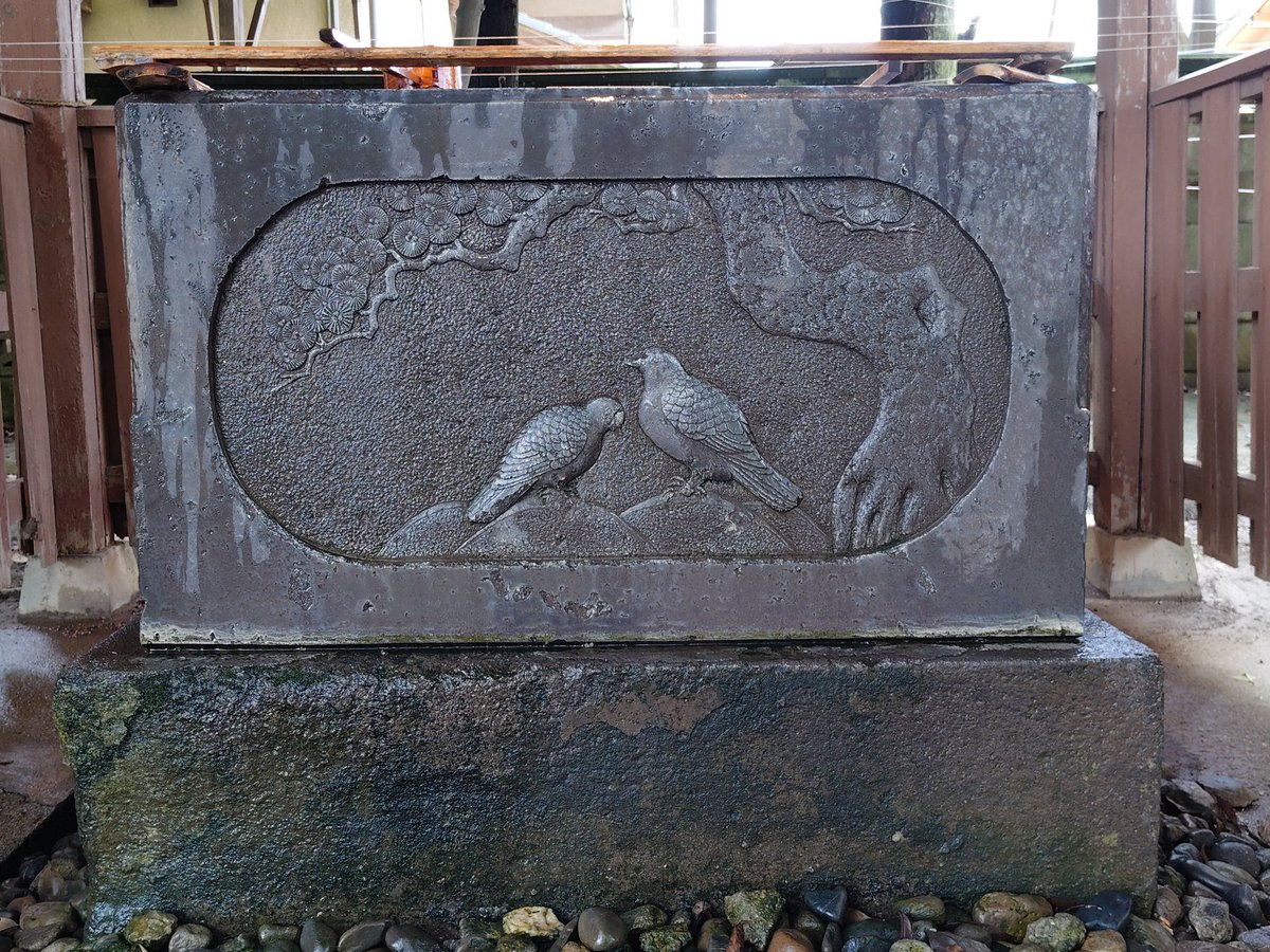 boss510808's tweet photo. 6/28 春日部八幡神社②
先祖の遺構
春日部八幡神社の手水舎の台座裏面には、私の先祖の名前、
盛岡屋多右衛門(もりおかや たえもん)が刻まれています。
富士山講での無事の帰還に感謝して、数名の方々と寄贈したと聞いています。
#因果は巡る
#お天道様は見ている https://t.co/BQBSVzUN6F