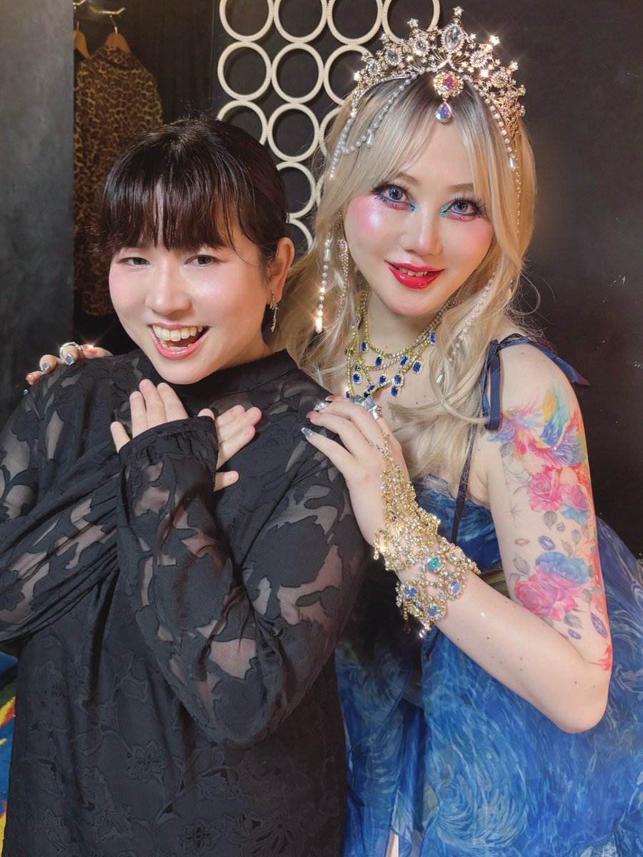 macaron_gall's tweet photo. 本日は浜崎容子生誕、容子の部屋2026〜Beautiful Anarchyにお越しくださりありがとうございました✨
2部構成ワンマンでした！
は〜楽しかった😭✨
1部で素敵なピアノを奏でてくれました菊池麻由さんと！

私の来日感が凄いですが！ https://t.co/crusfti5Ns