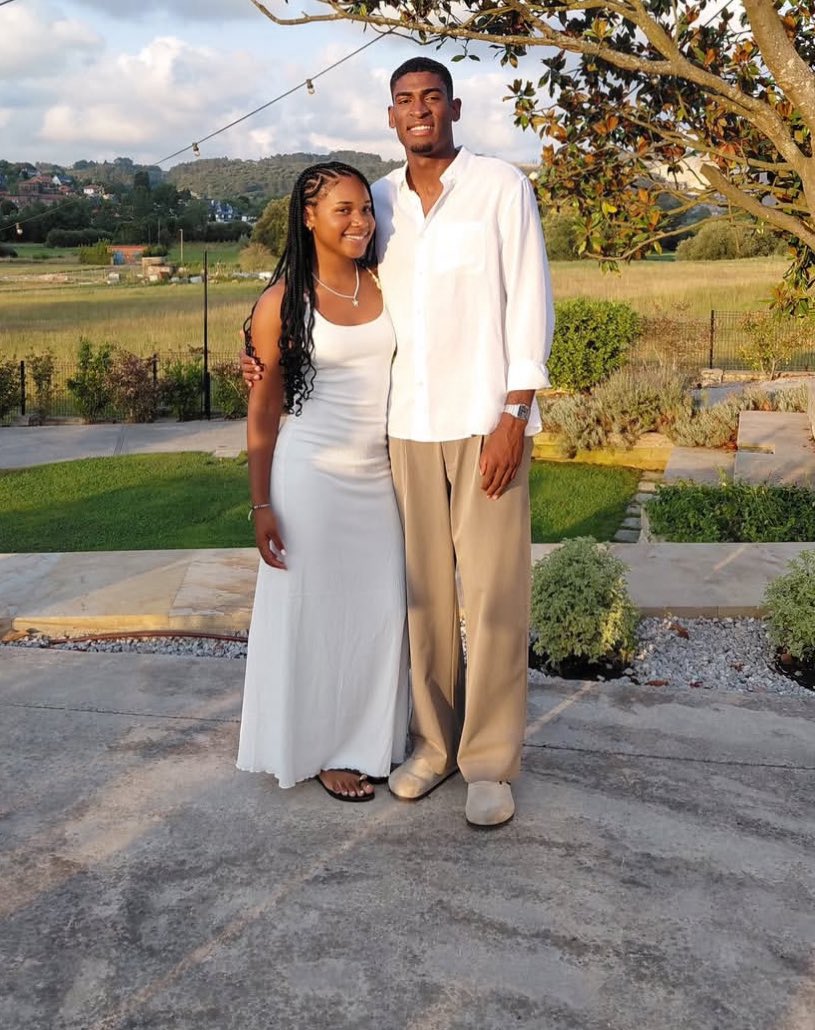 ArsenalRadar's tweet photo. Cristhian Mosquera celebrated his 22nd birthday with family and friends, sharing moments from the occasion on Instagram. ❤️🎂 https://t.co/1yWuFlBKfT