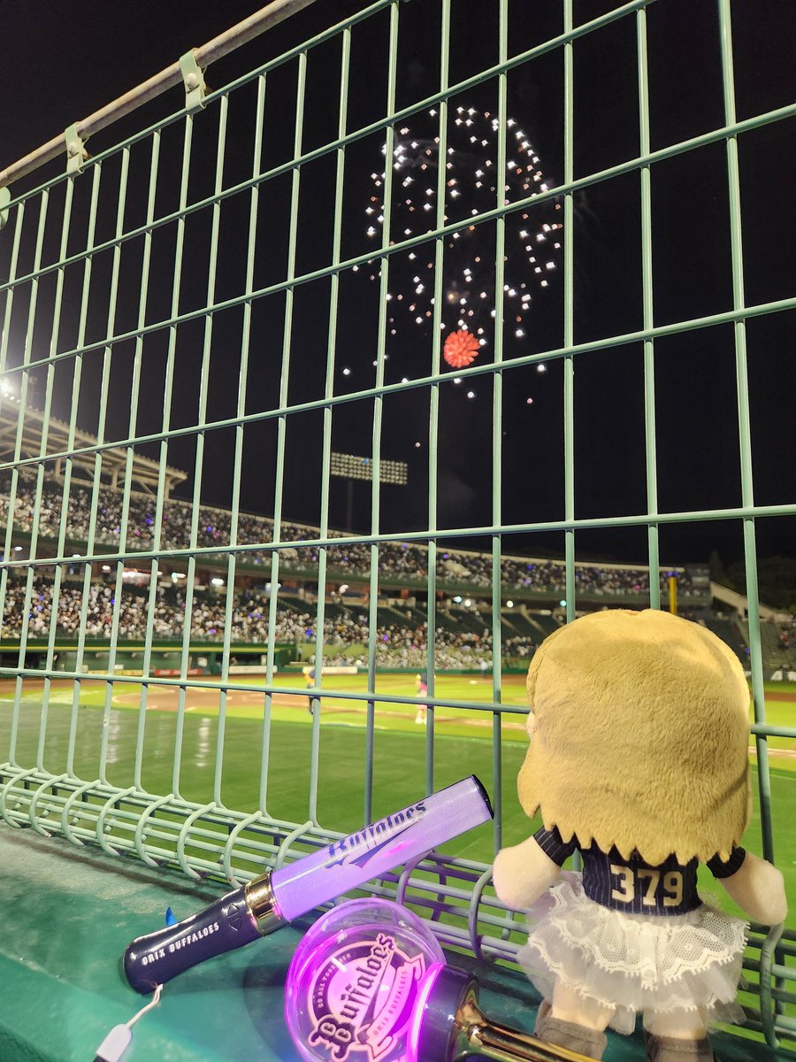 kenchi70071's tweet photo. @maho379 今日もマポポ3号と一緒に参戦☆
試合も花火も最前列で観てもらったよ🩶ᩚ
ラストSKY🎇はお膝の上で一緒に😉💖
通りすがりの人から「なんでMAHOユニ着てるん？」て言われて、「MAHOに全てかけてるんで😊」て即答してもた🫣💕
私も姫に嬉しい報告あります✨またお伝えするね😘 https://t.co/awBuqfhqeW