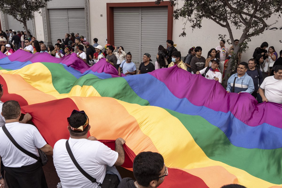 elfoco_pe's tweet photo. Ayer fue la Marcha del Orgullo LGBTI+ en Lima. Participaron miles de personas, colectivos, ONG's, empresas y carros alegóricos. (1/2)
 
📸 Alfonso Silva Santisteban https://t.co/BFVGt55JlV