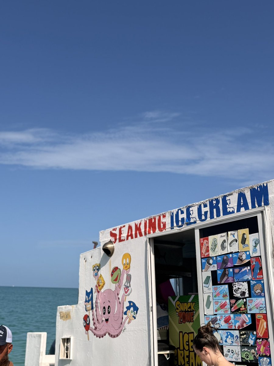 melschnef's tweet photo. guys there’s an ice cream boat at this beach https://t.co/vHFZaYqfMi