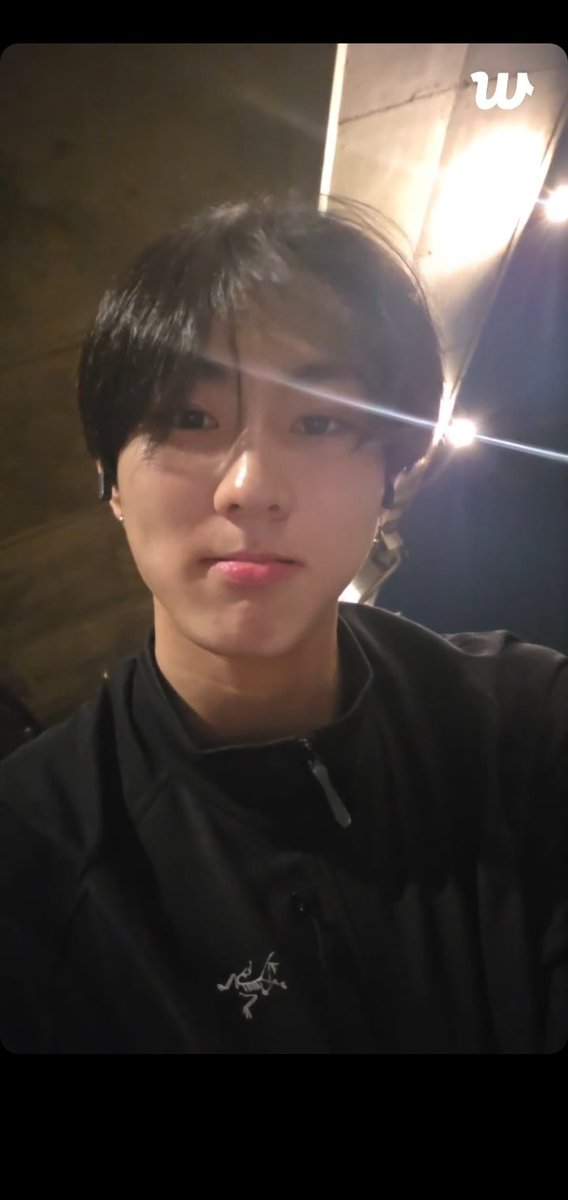 Leesunaa_09's tweet photo. I have a better one😚😚😚 https://t.co/DBTmnnOqcQ