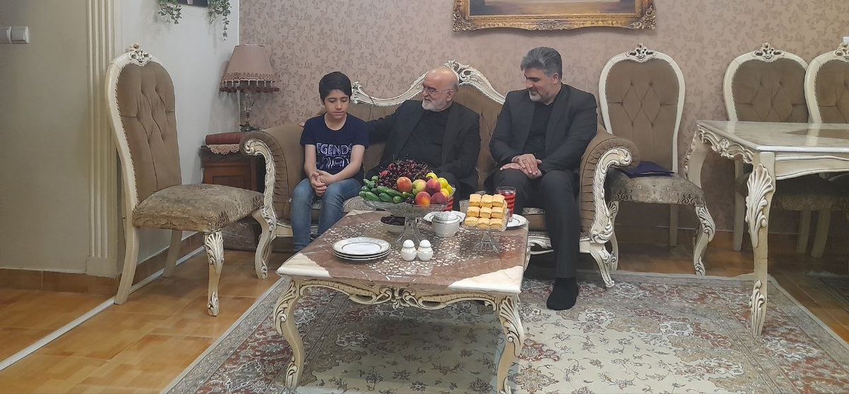 humanrights_ir's tweet photo. دیدار دبیر ستاد #حقوق_بشر و معاون امور بین الملل قوه قضائیه با خانواده دو شهید والامقام جنگ 12 روزه که در حمله جنایتکارانه رژیم صهیونی به زندان #اوین به شهادت رسیدند. https://t.co/Cqi9pejhZu