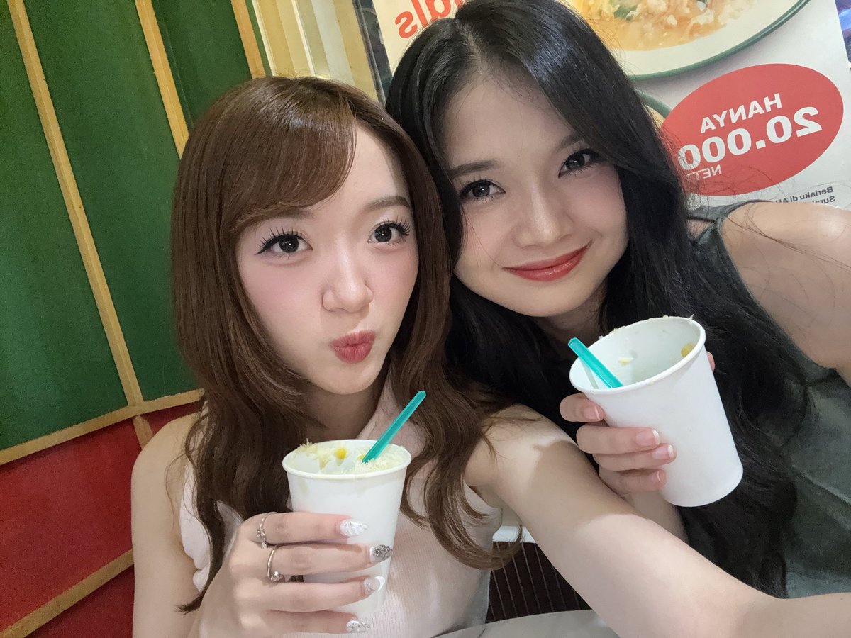 AU_LiaJKT48's tweet photo. jalan-jalan with kak indah 💘 https://t.co/vGUMekYDS8